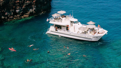 Cruises can typically take Hawaii snorkelers to remote locations for uncrowded underwater viewing. // © CJ Kale/Fair Wind Big Island Ocean Guides F