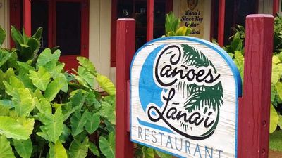Canoes Lanai Restaurant is located on Dole Square in Lanai City. // © 2015 Lanai Visitors Bureau