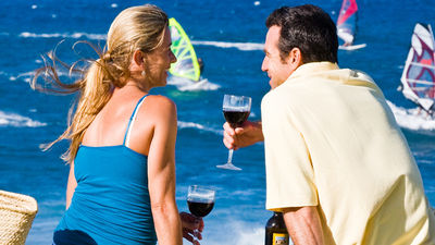 Hookipa Beach Park presents picnickers with dynamic views of windsurfers. // © 2015 HTA/Tor Johnson