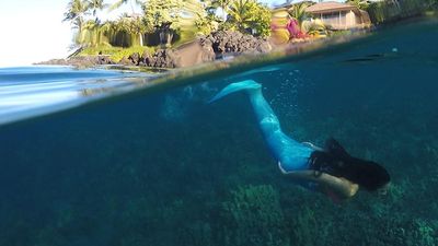 Guests explore the waters off Maui, mermaid-style. // © 2016 Hawaii Mermaid Adventures