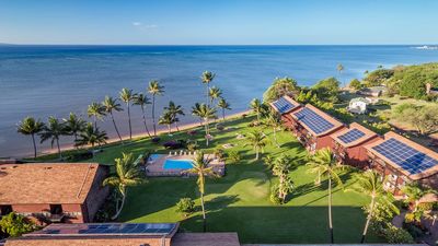 Molokai Shores, a condo hugging the southern coastline, features grounds that invite socializing.