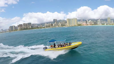 Waikiki Ocean Thriller treats visitors to dazzling views of Oahu’s tourist mecca. // © 2017 Roberts Hawaii