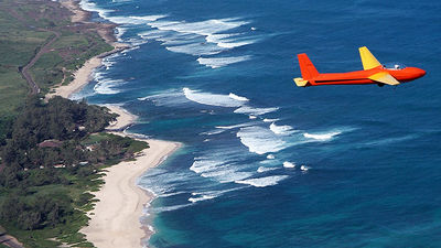 A Honolulu Soaring glider rides the updrafts as passengers enjoy aerial views of Oahu's North Shore. // © 2015 Honolulu Soaring