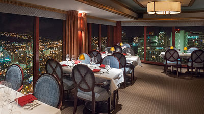 Signature Restaurant gazes out over Honolulu from the 36th floor of Ala Moana Hotel. // © 2015 Ala Moana Hotel