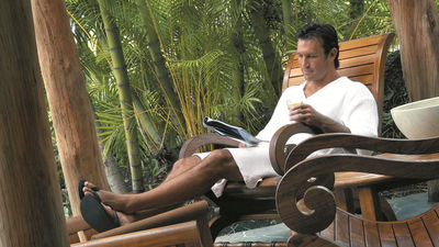 On Hawaii Island, guys in need of down time can book a male-oriented treatment at Spa Without Walls. // © 2018 Fairmont Orchid, Hawaii