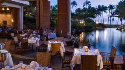 Hyatt Regency Maui Resort and Spa recently enhanced its Swan Court restaurant. // © 2015 Hyatt Regency Maui Resort and Spa 2