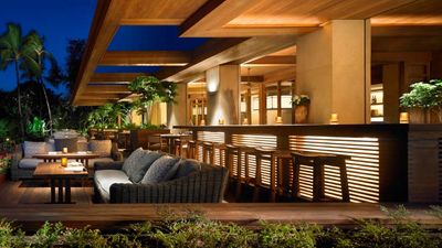 The on-site Four Seasons’ Nobu Lanai restaurant does away with its fourth wall. // © 2016 Four Seasons Hotels and Resorts 2
