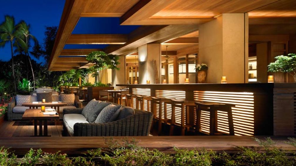 The on-site Four Seasons’ Nobu Lanai restaurant does away with its fourth wall. // © 2016 Four Seasons Hotels and Resorts 2