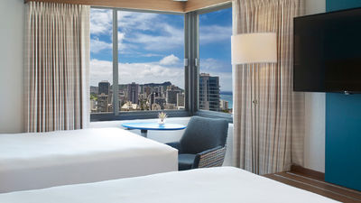 Guestrooms sport a stylish, neutral color palette. // © 2017 Holiday Inn Express Waikiki