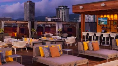 Na Lani Sky Lounge includes a heated plunge pool and private cabanas. // © 2014 Hokulani Waikiki 2