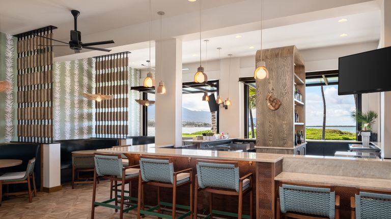 Guests can take advantage of complimentary breakfasts and a full-service bar at Hampton Inn & Suites Maui North Shore.