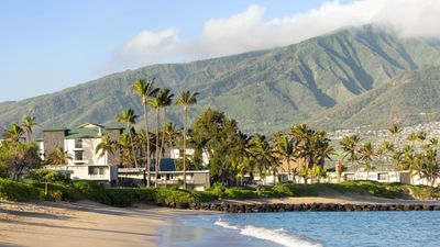Hampton Inn & Suites Maui North Shore offers guests impressive mountain views and sandy beach access.