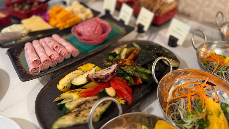 Clients staying in Club-category rooms can enjoy snacks and beverages throughout the day, as well as fresh hot and cold breakfast items and evening hors d’oeuvres.