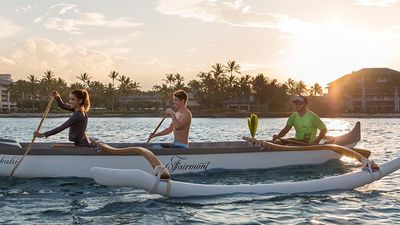 A new day dawns over Mauna Kea during Fairmont Orchid’s sunrise canoe voyage. // © 2017 Fairmont Orchid, Hawaii