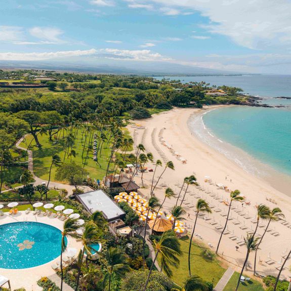 The hotel fronts Kauna‘oa Bay.