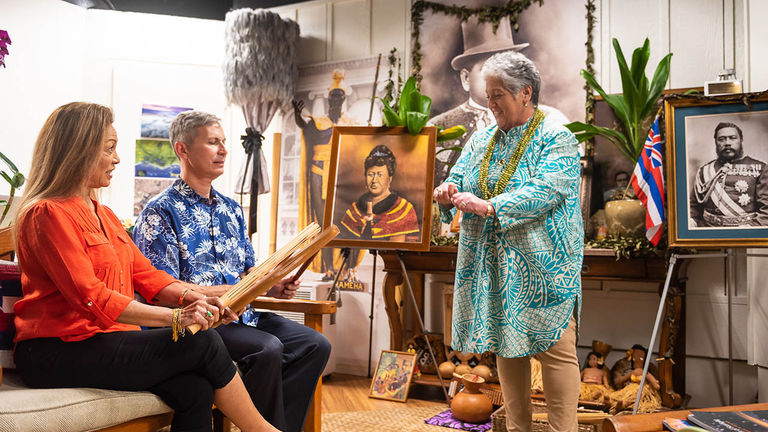 Culture lovers bond during Hyatt Regency Waikiki’s sense-of-place activities.