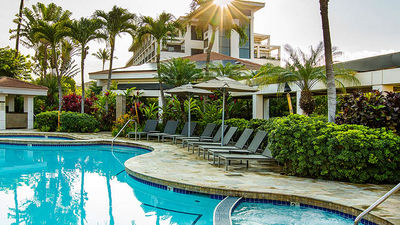 The property’s outdoor pool area also features Kamaole Poolside Cafe and Bar. // © 2017 Maui Coast Hotel