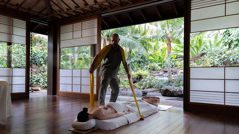 Practitioners use their feet instead of their hands for the Sarga Bodywalking massage.