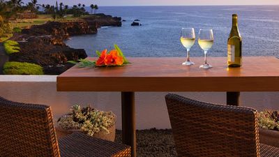 The lounge’s lanai boasts dramatic views of the ocean and seaside cliffs. // © 2016 Sheraton Kona Resort & Spa at Keauhou Bay