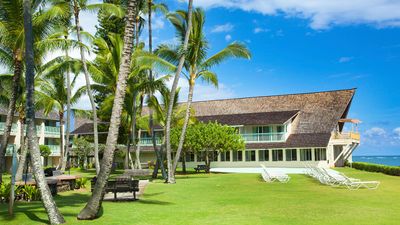 The ISO is the only east Kauai hotel that flanks the ocean’s edge without any form of separation.