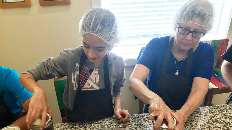 During the workshop, guests customize their own bars with flavors such as ginger, banana or coconut.