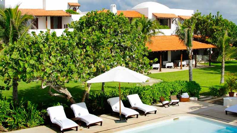 In addition to the property’s two pools, guests have easy access to the beach. // © 2014 Esencia 2