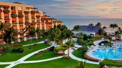 Spy Kids star Alexa Vega and actor Carlos Pena Jr. held their wedding at Grand Velas Riviera Nayarit. // © 2015 Grand Velas Riviera Nayarit