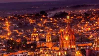 Travelers to San Miguel de Allende can explore the city’s Mexican baroque art, historical buildings and local shops. // © 2016 iStock 2