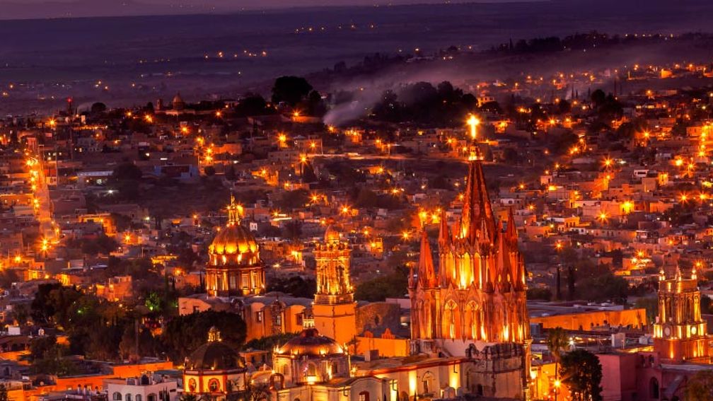 Travelers to San Miguel de Allende can explore the city’s Mexican baroque art, historical buildings and local shops. // © 2016 iStock 2