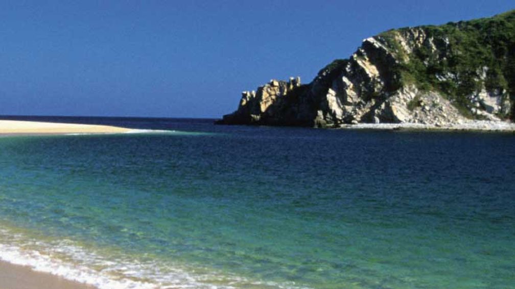 Huatulco is known for its beautiful bays and wide-open beaches. // © 2013 Thinkstock 2