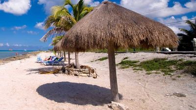 Mornings are the best time to hit the uncrowded beaches. // © 2014 Thinkstock
