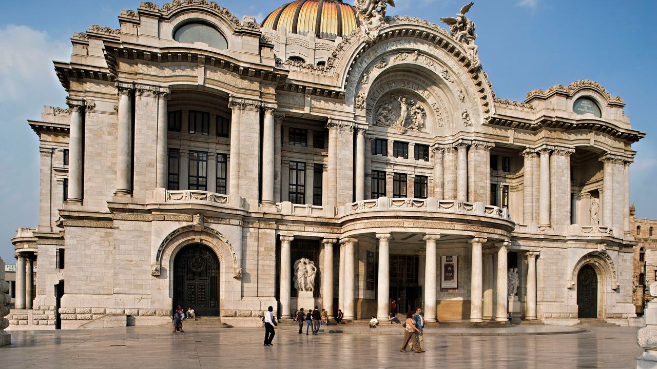 Travelers can enjoy an arts-infused guided visit to Palacio de Bellas Artes.