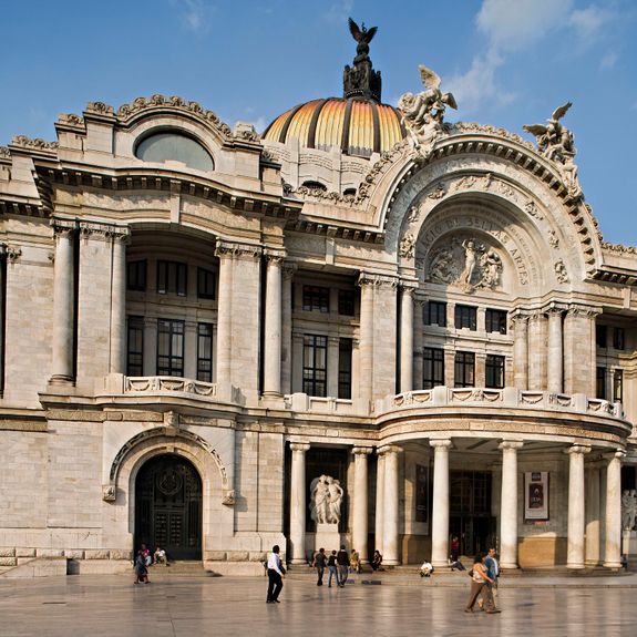Travelers can enjoy an arts-infused guided visit to Palacio de Bellas Artes.