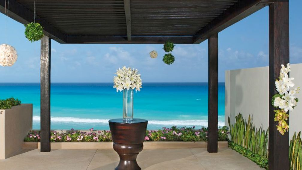 Cancun resorts offer a wide range of choices for wedding ceremonies and receptions. // © AMResorts F