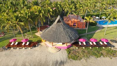 Las Alamandas is located on Mexico’s Costalegre, the stretch of Pacific coast between Puerto Vallarta and Manzanillo.