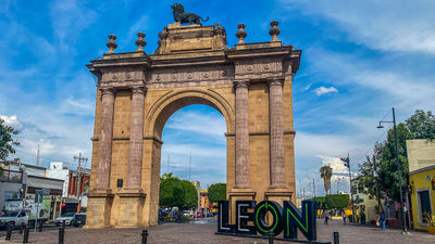 Leon’s Triumphal Arch is a stately victory arch topped with a bronze lion (the symbol of the city).