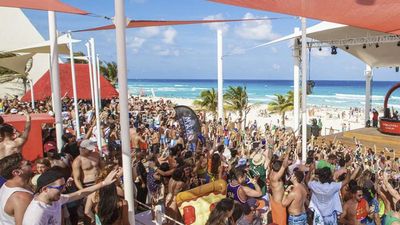 A beach party underway at Grand Oasis Cancun // © 2017 Oasis Hotels and Resorts