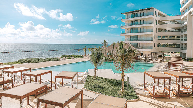 Sensira Resort & Spa Riviera Maya features an on-site pool.