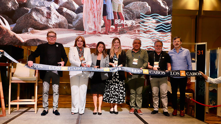 Ernesto Coppel (Grupo Pueblo Bonito Golf & Spa Resorts Founder and Chairman), Rosa Mariebel Collins Sanchez (Secretary of Tourism, Economy, and Sustainability of Baja California Sur), Ana Gabriela Navarro (Municipal Director of Tourism), Lilzy Orcí (Los Cabos Hotel Association Executive President), Francisco Javier Olivares (Asudestico Executive President), Mauricio Salicrup ( Los Cabos Hotel Association Chairman) and Rodrigo Esponda opened the 2024 Los Cabos VIP Summit with a ribbon cutting.