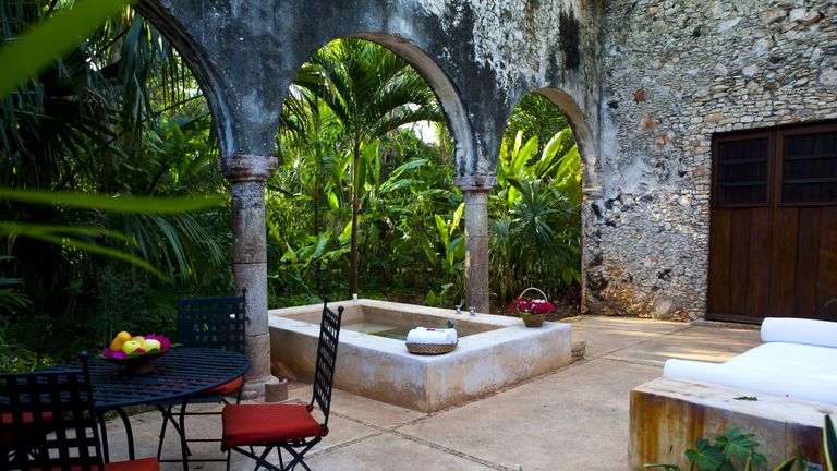 Hacienda Santa Rosa de Lima has offers an open-air restaurant, a swimming pool and the large guestrooms.
