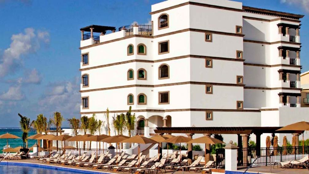 Amenities at the all-suite property include a beachfront and a gourmet food market. // © 2015 Grand Residences Riviera Cancun 2