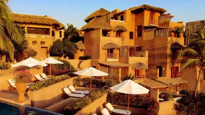 La Casa Que Canta is surrounded by natural beauty and features an infinity pool. // © 2015 La Casa Que Canta 2