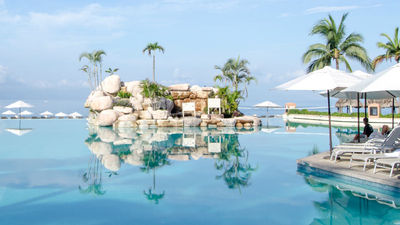 CasaMagna Marriott features an infinity pool with a swim-up bar. // © 2016 CasaMagna Marriott Puerto Vallarta Resort & Spa 2