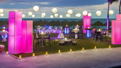 The property’s lobby bar features karaoke and nightly live music. // © 2016 Hard Rock Hotel Vallarta 2