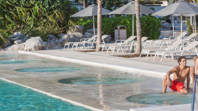 Clients can take a dip in the ocean or at the property’s on-site pool. // © 2017 Intercontinental Presidente Cancun Resort 2