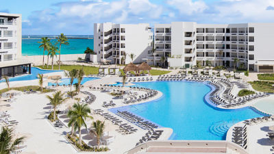 The resort features multiple pools and hot tubs. // © 2018 El Cid Resorts