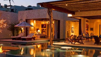 Guests can relax in their own infinity pool and built-in hot tub. // © 2013 Rosewood Hotels & Resorts F