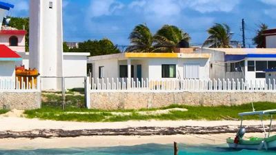 Puerto Morelos’ leaning lighthouse is it’s most memorable landmark. // © 2014 Thinkstock
