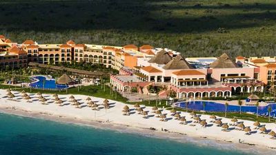 Guests receive private check-in and preferred dining reservations when booking the resort’s Privilege level. // © 2016 Ocean Coral & Turquesa Resort