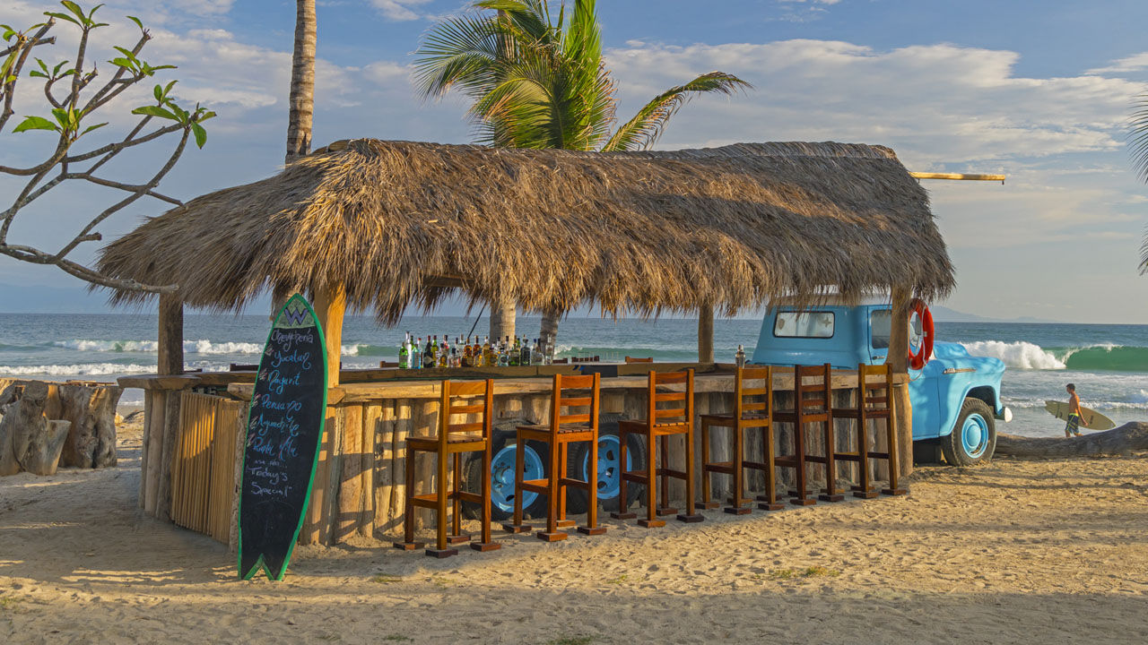 If a single client wants to mix and mingle, consider a Mexico hotel with a great hotel bar.